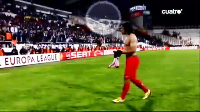 Video: Tới tặng áo, Falcao bất ngờ bị fan Thổ Nhĩ Kỳ tấn công